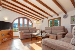 TV a/nebo společenská místnost v ubytování Casa Jardín del Olivar con Piscina privada