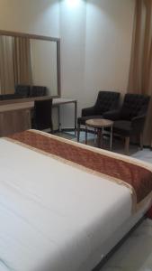 Ένα ή περισσότερα κρεβάτια σε δωμάτιο στο شقق روز شروره للشقق المخدومة