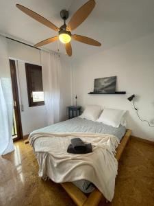 een slaapkamer met een groot bed en een plafondventilator bij Pacino Jaca in Jaca
