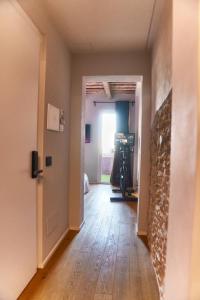 un pasillo vacío con una cámara en una habitación en URBAN PRIVATE SPA, en Porto SantʼElpidio