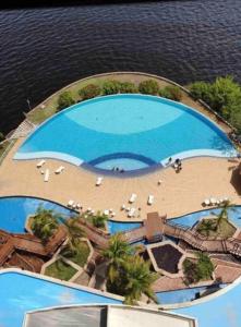 una vista sul soffitto di una piscina con sedie e acqua di Tropical Executive Hotel a Manaus