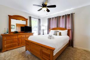 a bedroom with a large bed and a ceiling fan at Fortuitous - A Birdy Vacation Rental in San Antonio