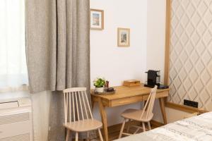 1 dormitorio con escritorio y 2 sillas en Luxury rooms 12-2, en Plovdiv