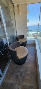 una habitación con 2 sillas y una mesa en un edificio en Nautilus Peninsula Piso 14 (Cerca de Todo), en Iquique