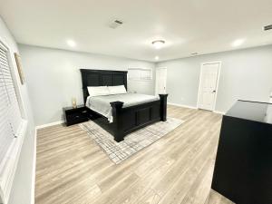 1 dormitorio con 1 cama y suelo de madera en Karizma Haven in Midtown Memphis en Memphis