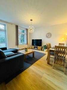 uma sala de estar com um sofá e uma mesa em Attraktive Wohnung im grünen Hinterhof em Schwerin