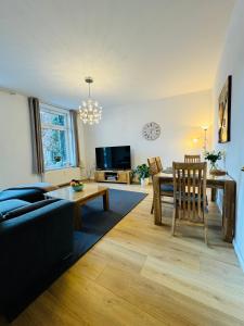 ein Wohnzimmer mit einem Sofa und einem Tisch in der Unterkunft Attraktive Wohnung im grünen Hinterhof in Schwerin