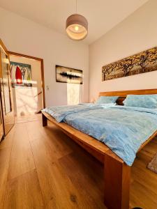 een slaapkamer met een groot houten bed in een kamer bij Attraktive Wohnung im grünen Hinterhof in Schwerin