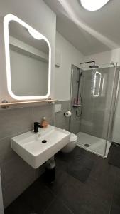 La salle de bains est pourvue d'un lavabo, de toilettes et d'un miroir. dans l'établissement Traumhafte Wohnung mitten in Charlottenburg, à Berlin