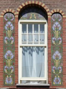 una ventana en el lateral de un edificio de ladrillo en Hotel Atlas Vondelpark, en Ámsterdam
