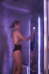 una mujer en traje de baño tomando una foto en un espejo en URBAN PRIVATE SPA, en Porto SantʼElpidio