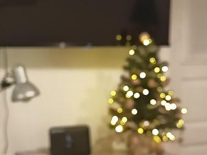un árbol de Navidad en una sala de estar con lámpara en Smaragdas Paradise en Hydra