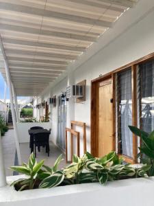 Cette chambre dispose d'un balcon avec une table et des plantes. dans l'établissement The Eliana Farm Resort and Villas, à Manolo Fortich