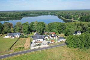 - une vue aérienne sur une grande maison avec un lac dans l'établissement Dębówka, à Wilcze