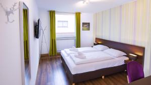Postel nebo postele na pokoji v ubytování Hirsch Hotel Hanau