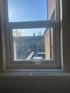 uma janela com vista para um edifício em Double Bedroom em Londres