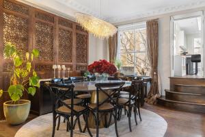 a dining room with a table and chairs at Luxurious Apartment in Kensington in London