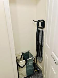 ein Zimmer mit einer Tür mit einer Tasche daneben in der Unterkunft Mo Apartment in Accrington