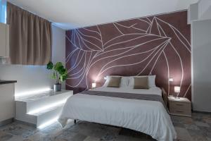 米蘭的住宿－[Duomo-Navigli] Vie di Milano - 3 Indipendent Loft，一间卧室配有一张带壁画的大床