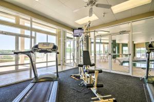 un gimnasio con cintas de correr y elípticas en un edificio en High-Floor Osage Beach Condo with Lake and Park Views en Osage Beach