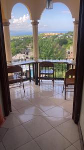 Habitación con 2 sillas y balcón con vistas. en Elite's Ocean View en Montego Bay