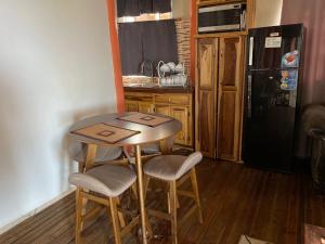蒙特哥貝的住宿－Elite's Ocean View，一个带木桌和椅子的小厨房