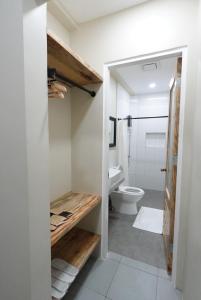 La salle de bains est pourvue de toilettes et d'un lavabo. dans l'établissement The Eliana Farm Resort and Villas, à Manolo Fortich