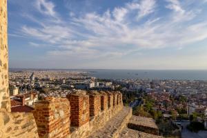 - une vue sur la ville depuis la tour dans l'établissement JK Luxury Old Town Apartment, à Thessalonique