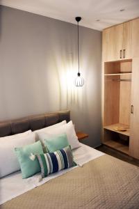 Un dormitorio con una cama grande con almohadas. en Olgas cozy home en La Canea