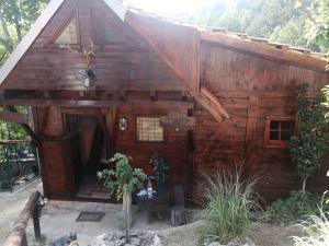 a large wooden cabin with a large window at Mala Kelja Lux in Rudnik
