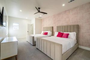 Postel nebo postele na pokoji v ubytování *Craftsman's Paradise - 12 Guest Gorgeous Home*