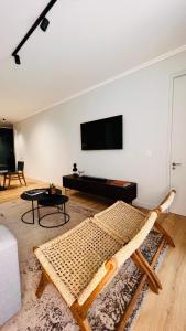 uma sala de estar com um sofá e uma televisão de ecrã plano em Newton’s Place - Luxury styled 2 BD Apartment em Midrand