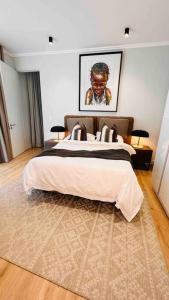 - une chambre avec un grand lit dans l'établissement Newton’s Place - Luxury styled 2 BD Apartment, à Midrand