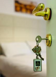 une clé d'une porte avec une étiquette dessus dans l'établissement La Cornice Apartment, à Rome