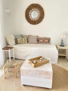uma sala de estar com um sofá e uma mesa em CASA CARACOL - Moderne Finca in Strandnähe - Temperierter Salzwasser Pool - Mediterraner Garten - Adults Only em San Jose