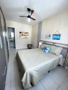 Schlafzimmer mit einem Bett und einem Deckenventilator in der Unterkunft Apartamento ao lado do shopping Piratas Angra dos Reis in Angra dos Reis