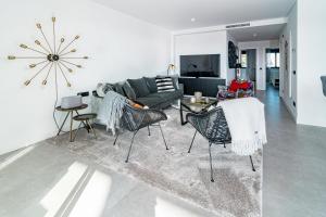 - un salon avec un canapé, une table et des chaises dans l'établissement LAE131D- Apotel Estepona hills by Roomservices, à Estepona