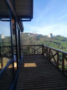 een uitzicht vanaf het balkon van een huis bij Meşede Kal Bungalov 