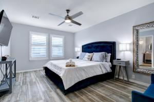a bedroom with a bed and a ceiling fan at Inspiration - A Birdy Vacation Rental in San Antonio