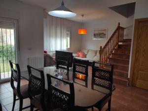 a living room with a table and chairs and a couch at Casa con Jardín entre Toledo y Puy du Fou in Toledo