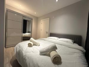 - une chambre avec un grand lit et des serviettes dans l'établissement Lara's Suite Antalya 10, à Antalya
