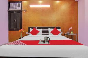 Postel nebo postele na pokoji v ubytování Super Hotel O Rishabh Inn