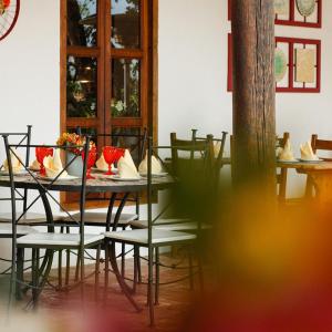 een eetkamer met een tafel en stoelen bij Corregidora 12 in San Cristóbal de Las Casas