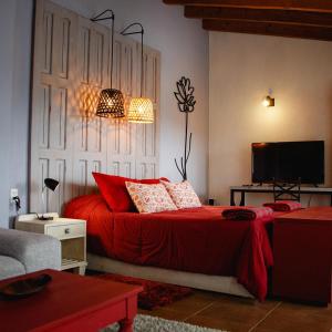 サン・クリストバル・デ・ラス・カサスにあるCorregidora 12のベッドルーム(赤いベッド1台、テレビ付)