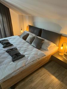 een slaapkamer met een groot bed en handdoeken bij Hellene Snow Starý Smokovec in Stary Smokovec