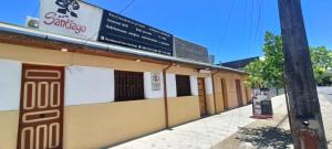 un bâtiment situé sur le côté d'une rue dans l'établissement Residencial Don Santiago, à Talca