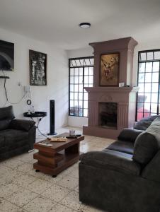 sala de estar con sofá y chimenea en Casa, en San Miguel de Allende