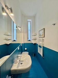 Baño azul con lavabo y 2 aseos en ALMA de Partenope - Relais de Charme by the sea, en Nápoles