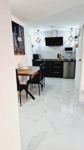 Kuchnia lub aneks kuchenny w obiekcie Apartamento “La Guapa” Benidorm!