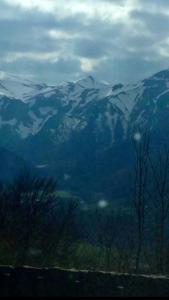 Saint-DiéryにあるUn bol d’air à la campagneの雪山の景色
